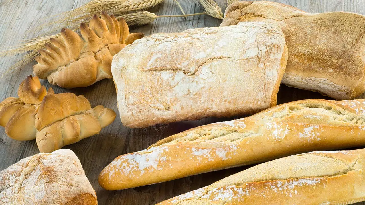Mangiare pane di sera: cosa può accadere