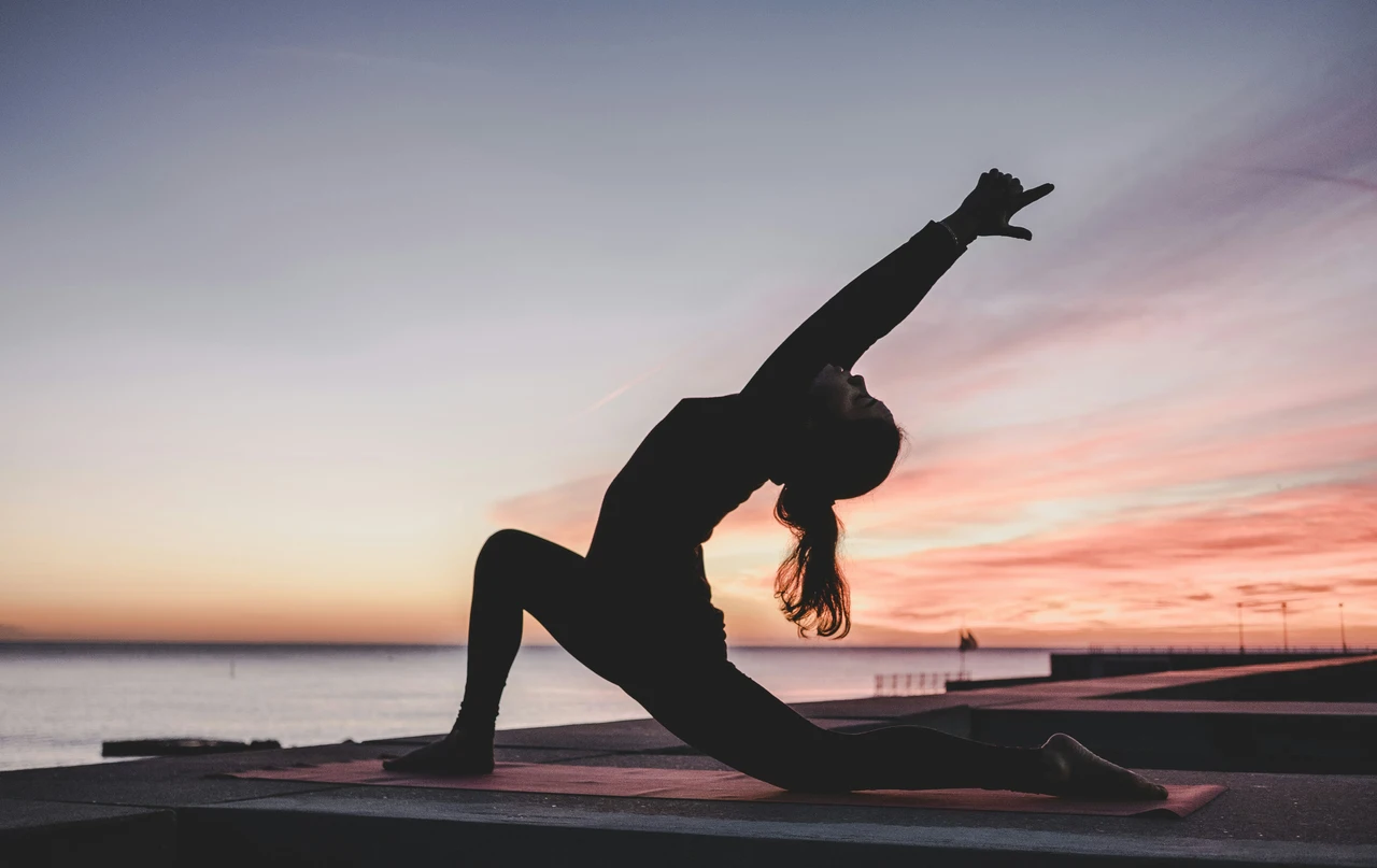 Dolore alle ginocchia? Lo yoga funziona quanto la palestra: ecco la ricerca che cambia tutto Immagine selezionata