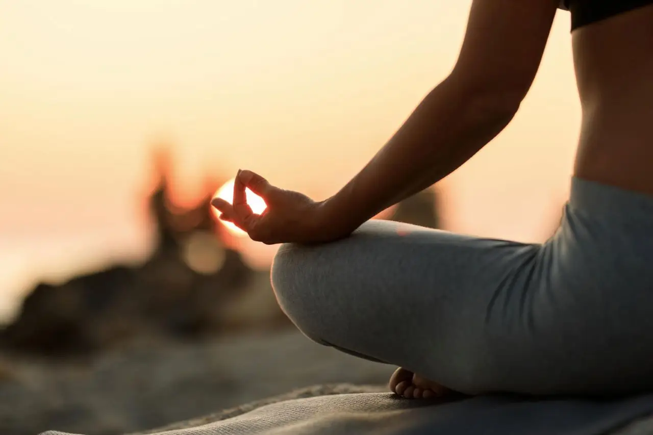 Dolore alle ginocchia? Lo yoga funziona quanto la palestra: ecco la ricerca che cambia tutto Immagine selezionata