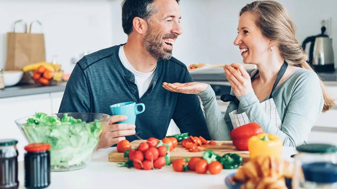 Ceni tardi? Perché potresti ingrassare senza saperlo, secondo gli esperti Immagine selezionata