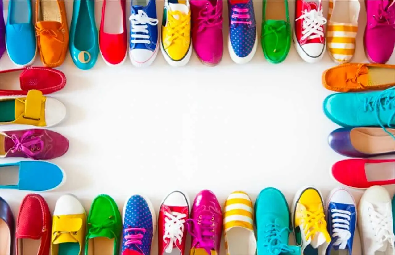 I quattro errori fatali che commetti con le scarpe: i podologi avvertono, smetti subito!