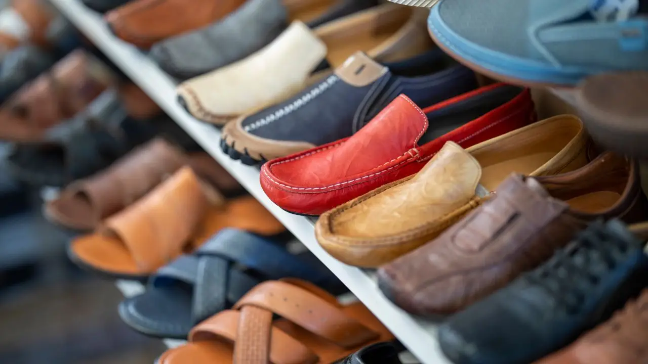 I quattro errori fatali che commetti con le scarpe: i podologi avvertono, smetti subito! Immagine selezionata