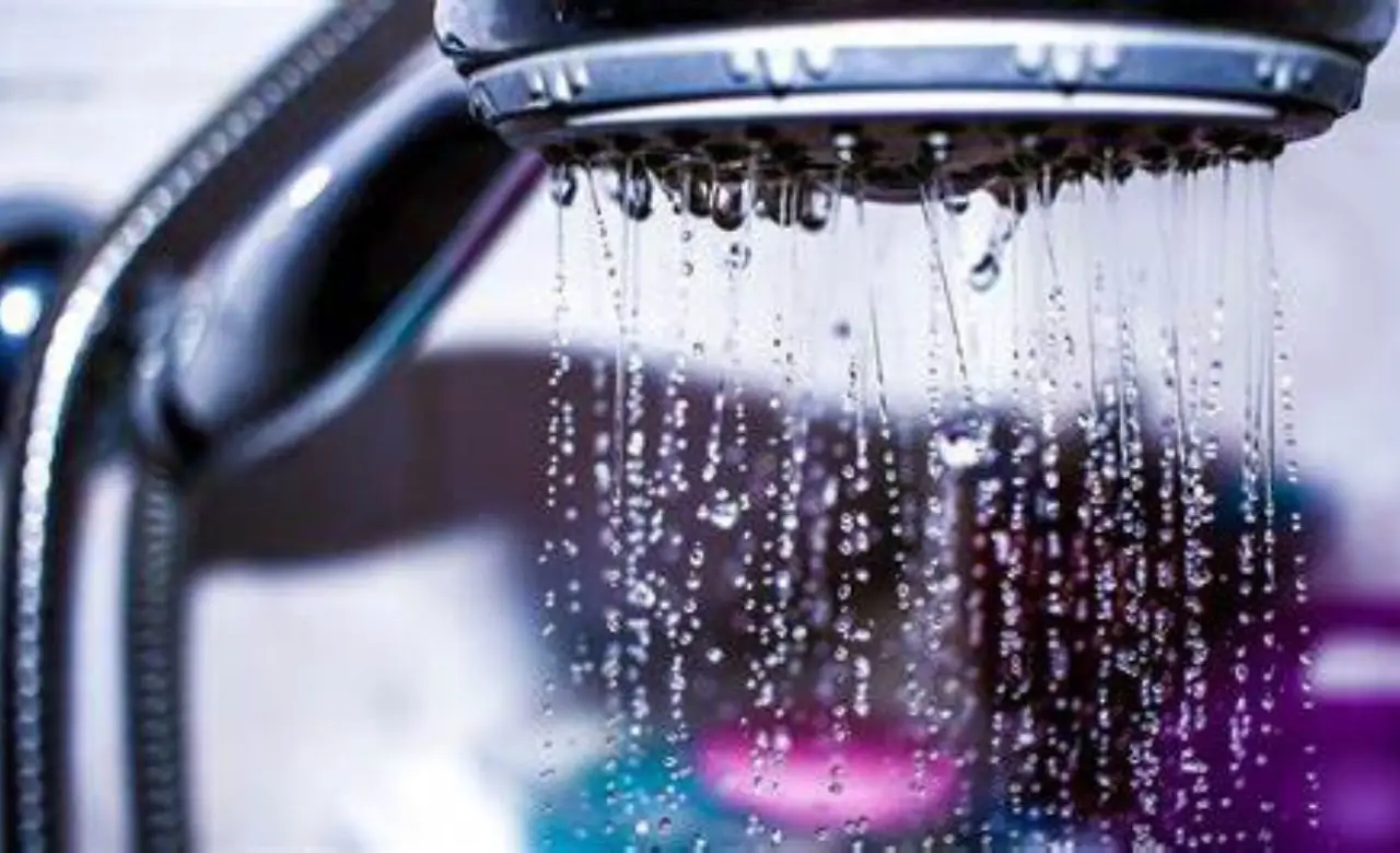 Acqua calda, cambiano le regole: rischio stangata per i proprietari di immobili?