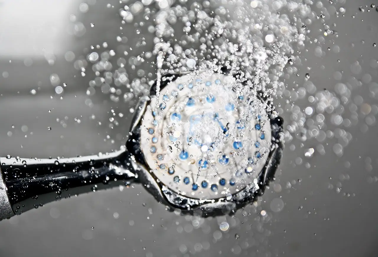 Acqua calda, cambiano le regole: rischio stangata per i proprietari di immobili? Immagine selezionata