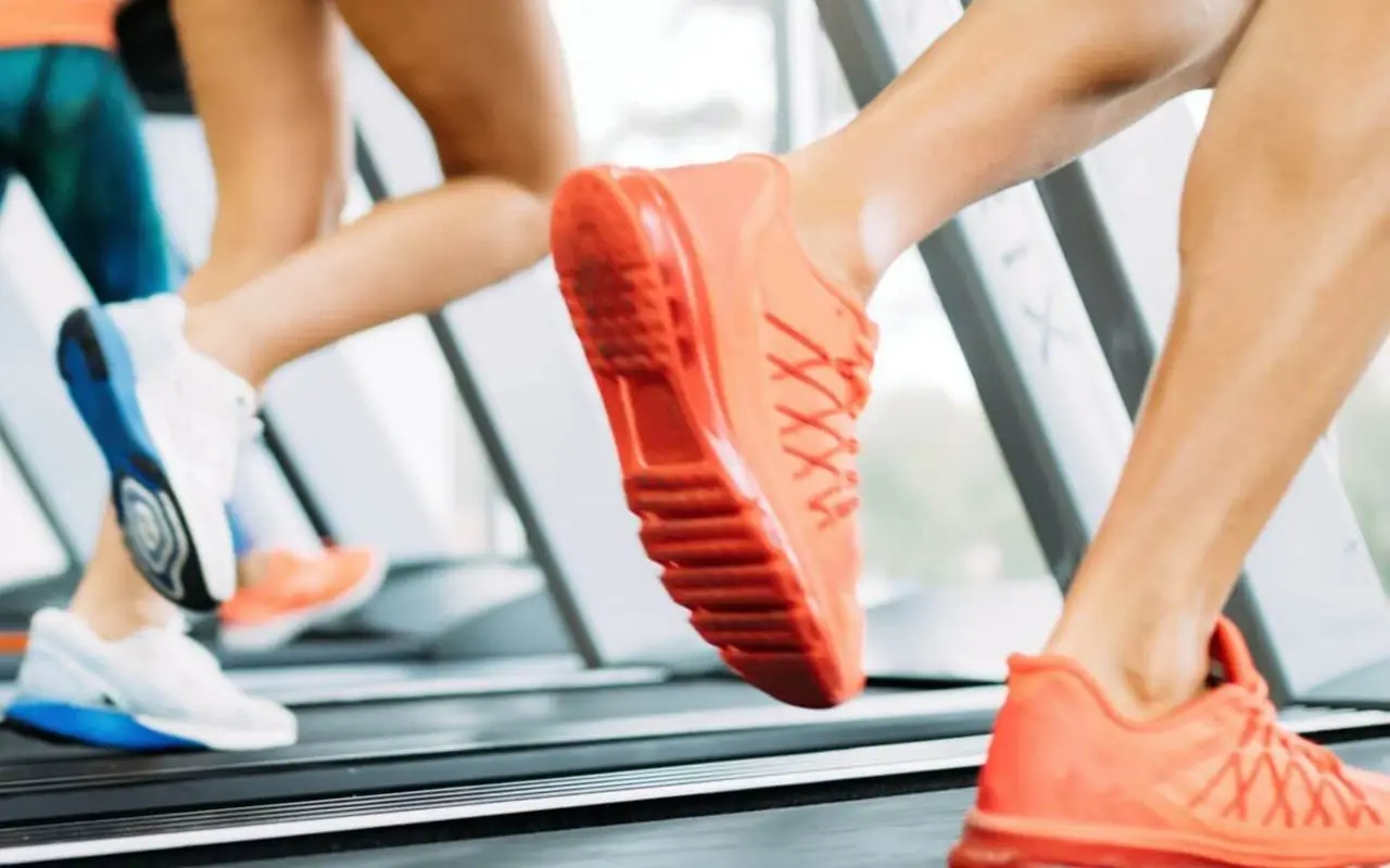 Meglio tapis roulant o camminata all'aperto? La scienza ci dice la verità