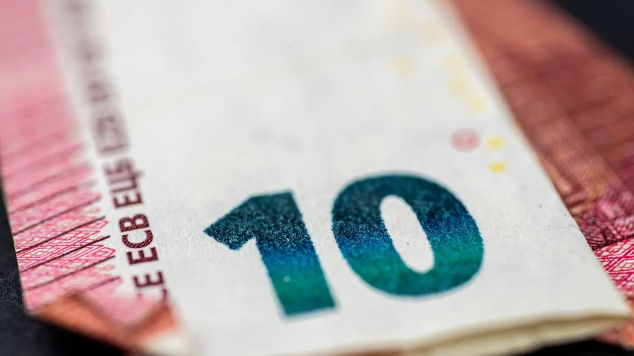 Metti 10 euro in banca e aspetta: ecco cosa succede dopo 20 anni. Ecco il risultato che ti sorprenderà Immagine selezionata