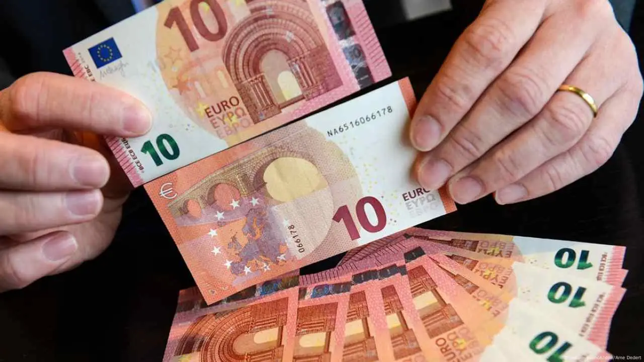 Metti 10 euro in banca e aspetta: ecco cosa succede dopo 20 anni. Ecco il risultato che ti sorprenderà Immagine selezionata