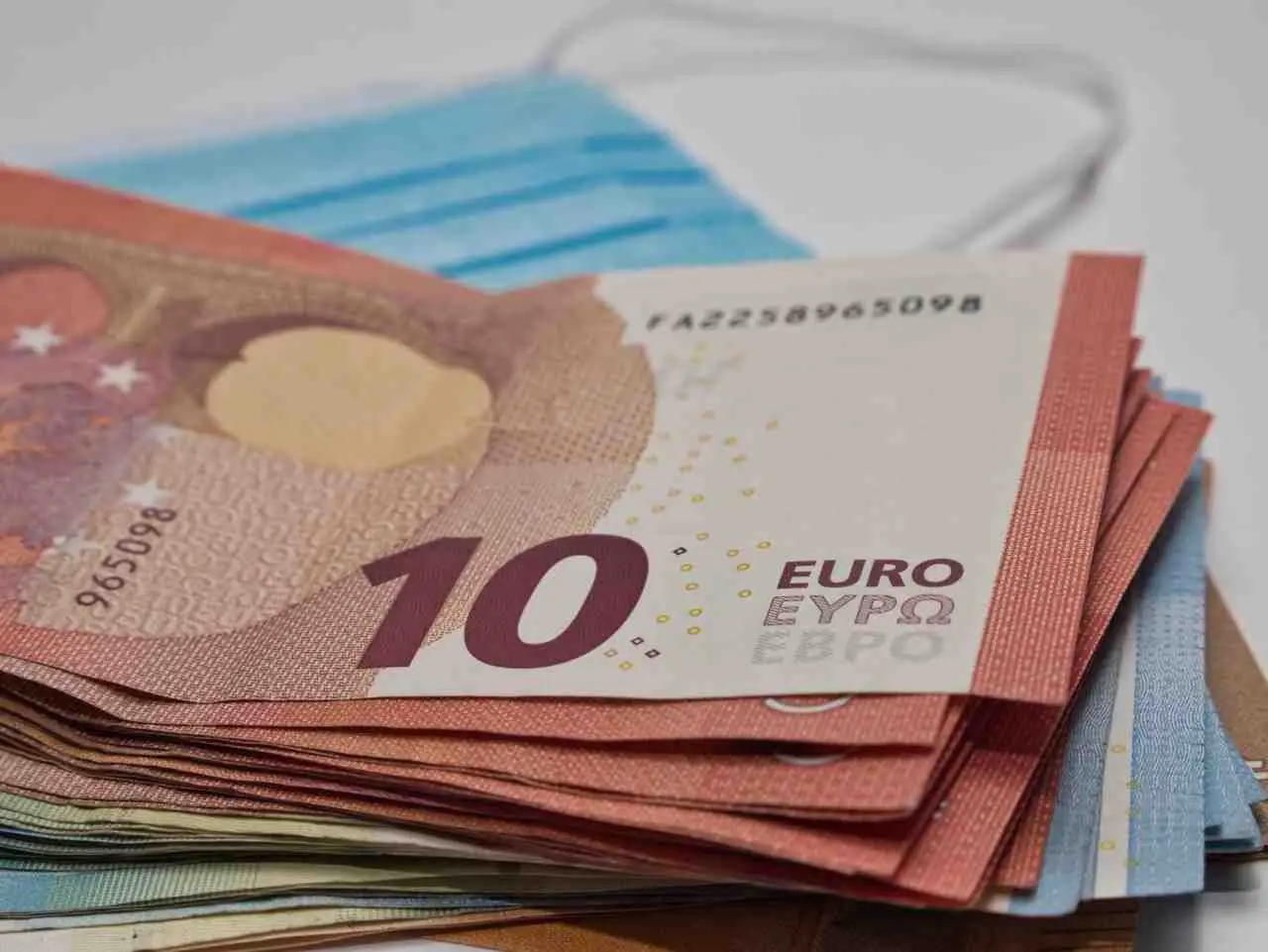 Metti 10 euro in banca e aspetta: ecco cosa succede dopo 20 anni. Ecco il risultato che ti sorprenderà Immagine selezionata