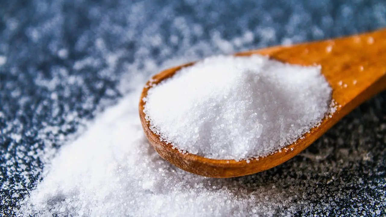 Diserbo fai-da-te: la ricetta segreta (potentissima) con il sale che nessuno ti dice Immagine selezionata