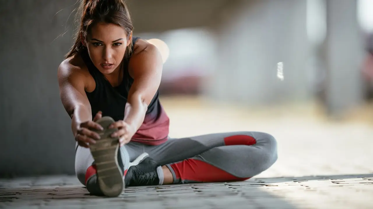 Basta palestra! Ecco quattro esercizi con elastici per gambe toniche e fianchi flessibili