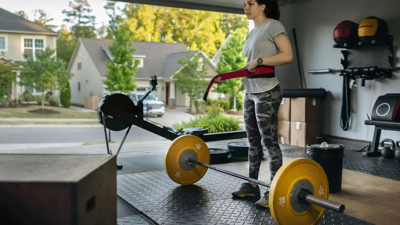 Basta palestra! Ecco quattro esercizi con elastici per gambe toniche e fianchi flessibili Immagine selezionata