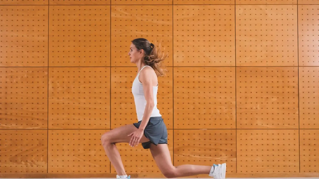 Basta palestra! Ecco quattro esercizi con elastici per gambe toniche e fianchi flessibili Immagine selezionata