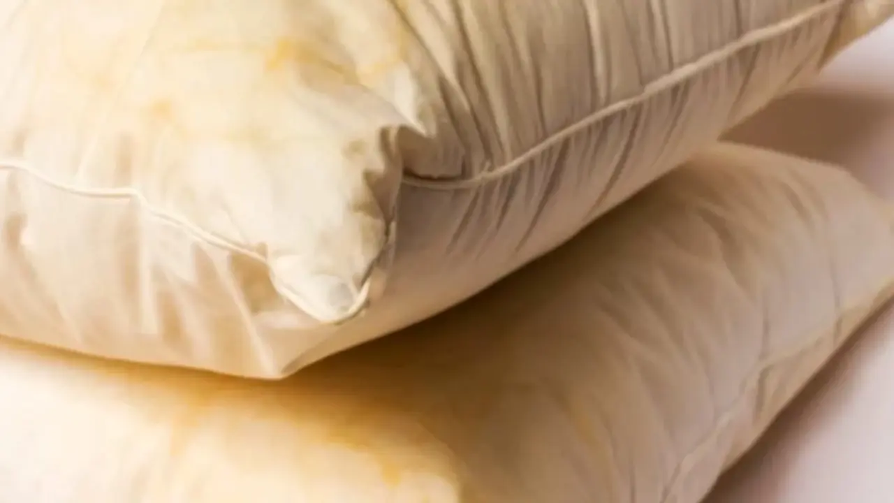 Ecco come togliere le macchie di sudore dai cuscini