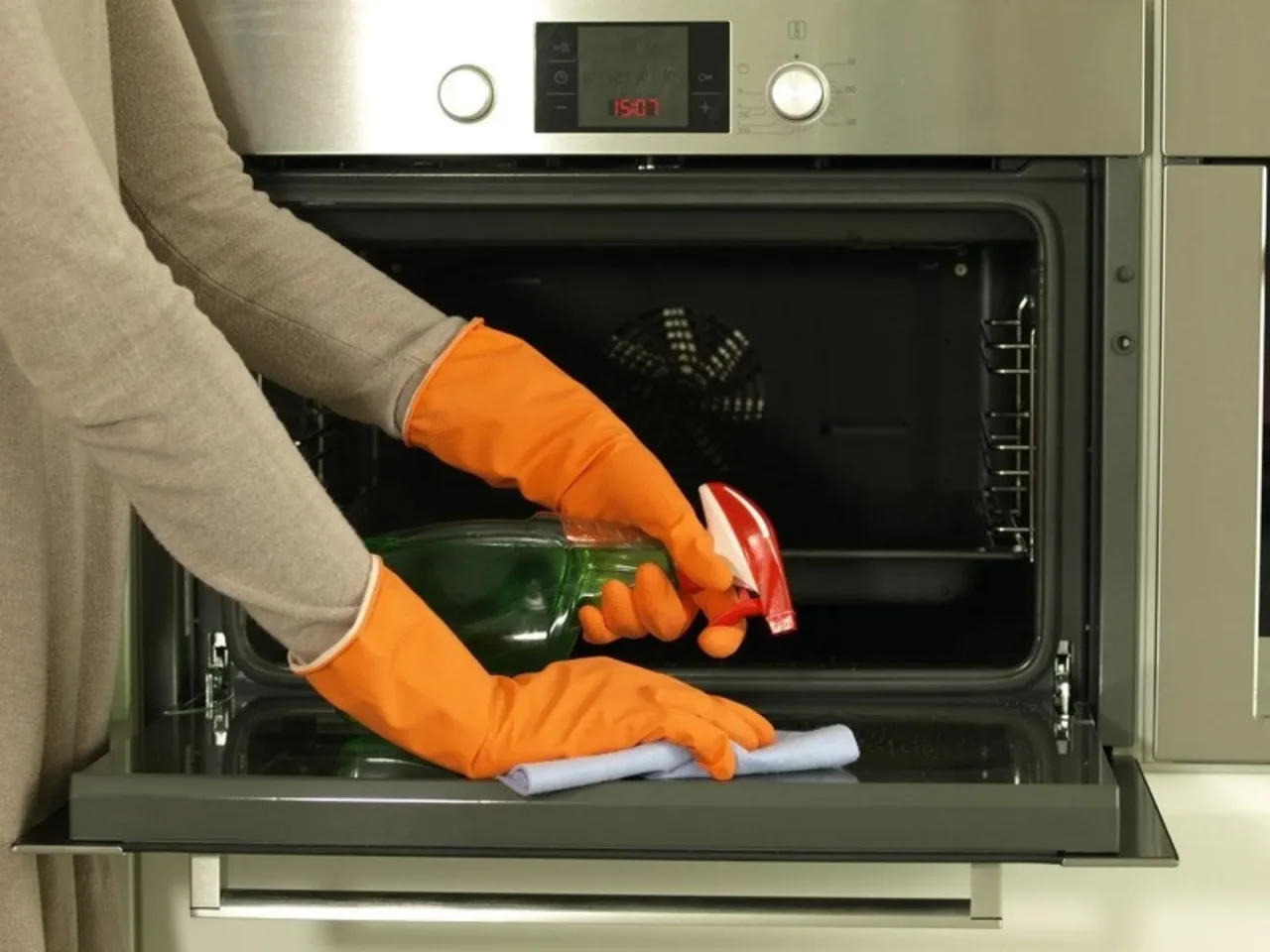Non pulire il forno così: rischi danni irreparabili senza saperlo Immagine selezionata