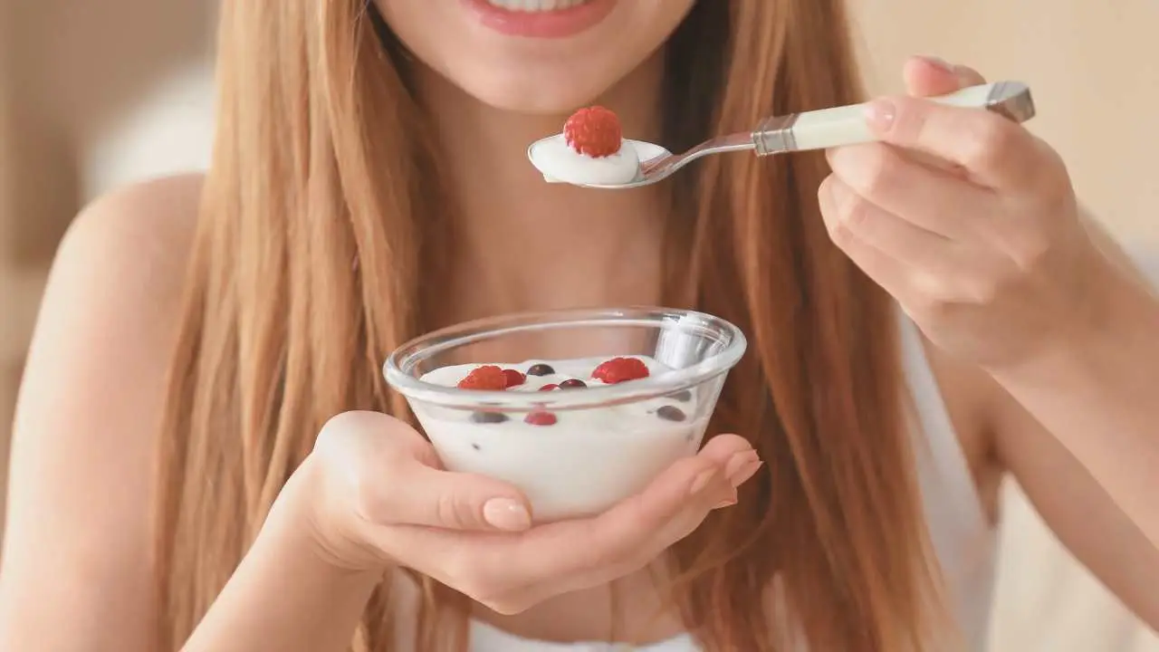 Mangiare lo yogurt ogni giorno: ecco i benefici e le controindicazioni Immagine selezionata