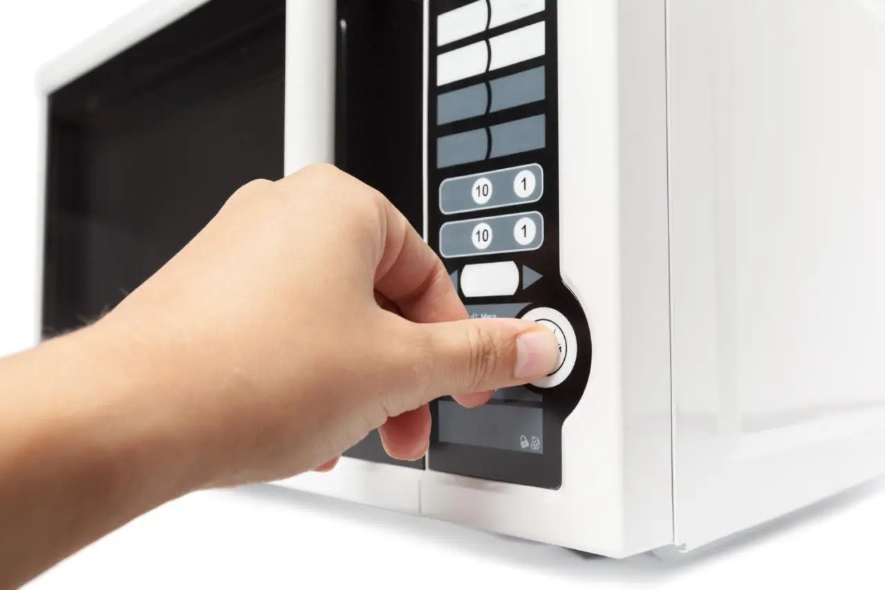 Cibo riscaldato al microonde cosa può cambiare e perché fare attenzione