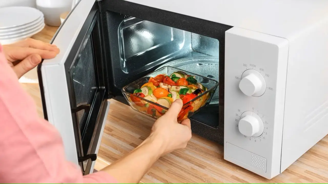 Cibo riscaldato al microonde cosa può cambiare e perché fare attenzione Cibo riscaldato al microonde cosa può cambiare e perché fare attenzione
