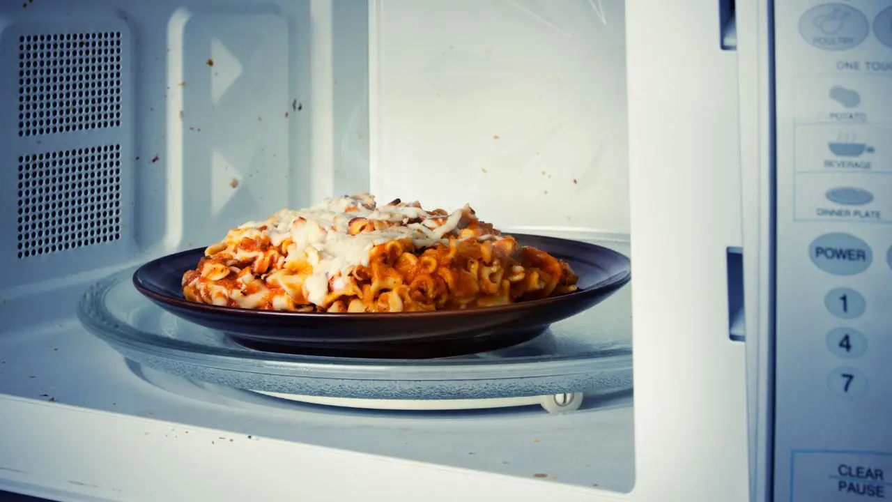 Cibo riscaldato al microonde cosa può cambiare e perché fare attenzione Cibo riscaldato al microonde cosa può cambiare e perché fare attenzione