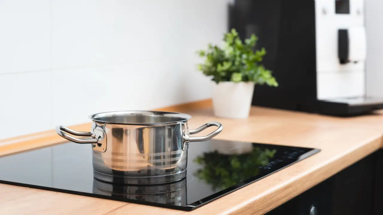 Guida alla pulizia sicura del piano cottura a induzione senza rischiare graffi