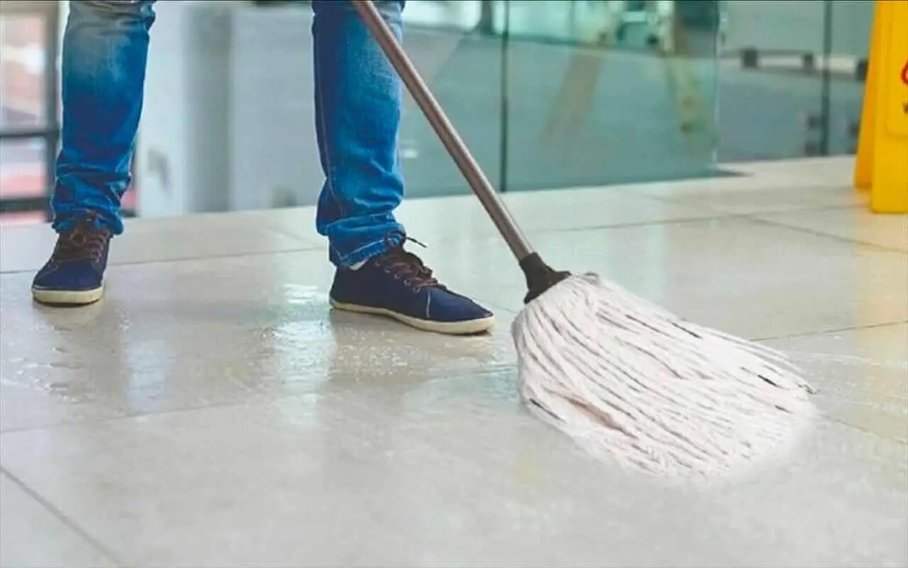 Evitare detergenti oleosi sui pavimenti per prevenire il rischio di scivolamento Evitare detergenti oleosi sui pavimenti per prevenire il rischio di scivolamento
