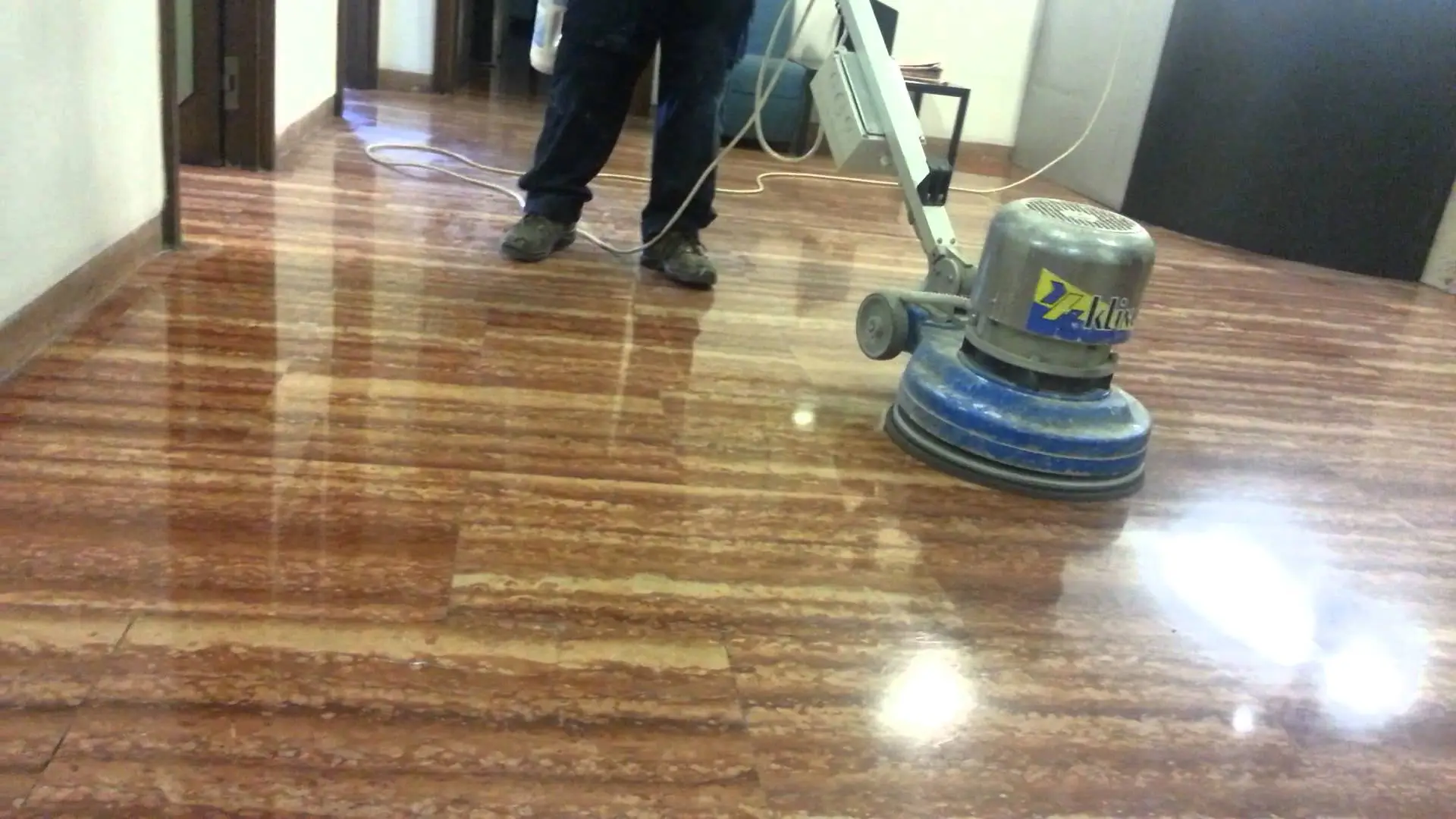 Evitare detergenti oleosi sui pavimenti per prevenire il rischio di scivolamento Evitare detergenti oleosi sui pavimenti per prevenire il rischio di scivolamento