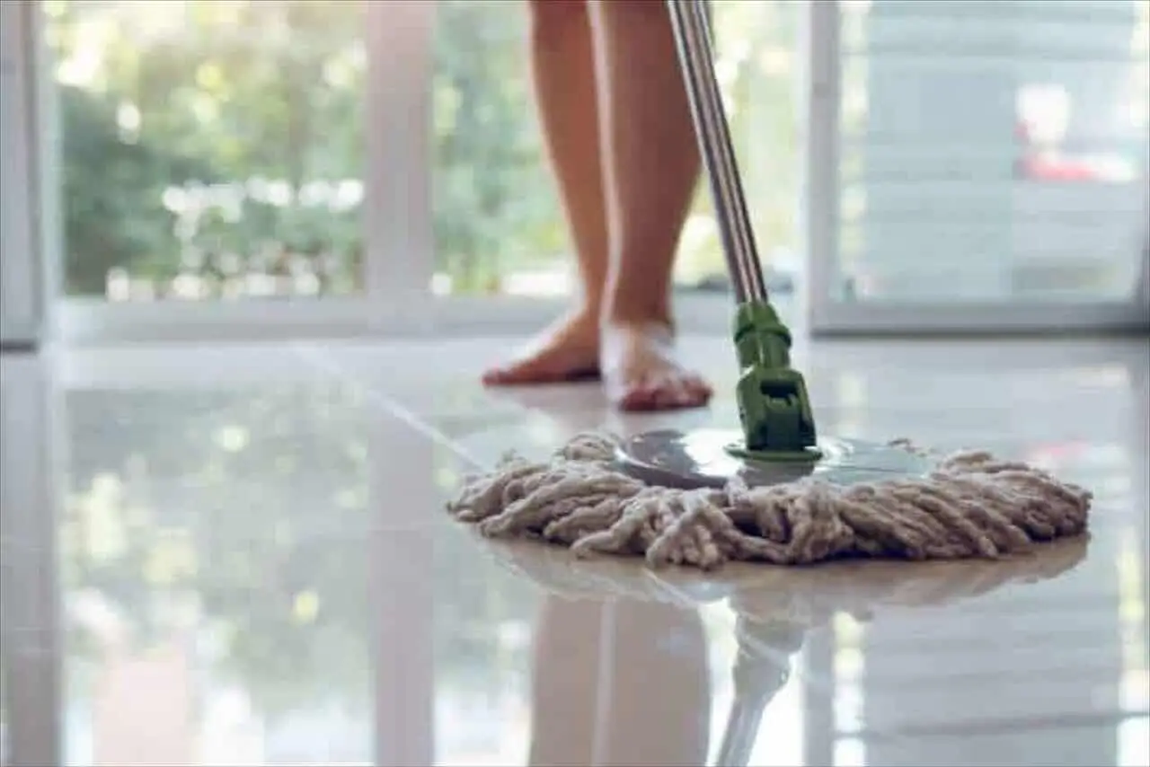 Evitare detergenti oleosi sui pavimenti per prevenire il rischio di scivolamento Evitare detergenti oleosi sui pavimenti per prevenire il rischio di scivolamento