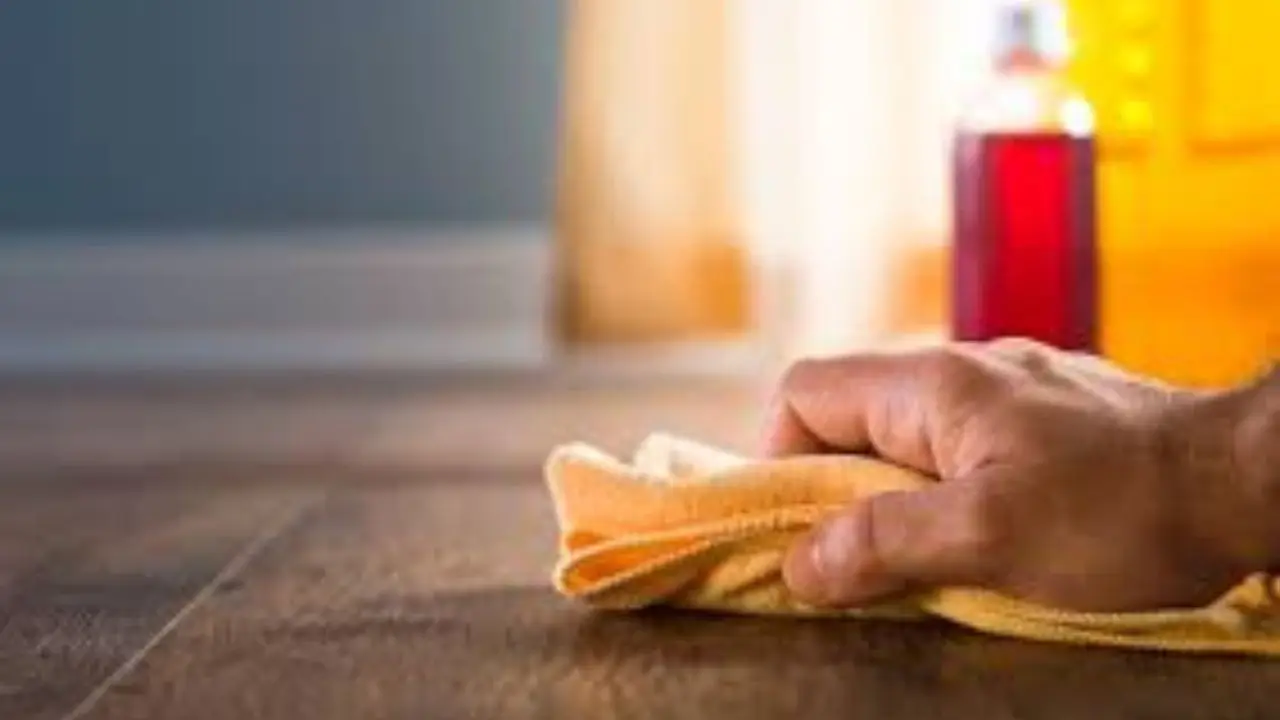 Evitare detergenti oleosi sui pavimenti per prevenire il rischio di scivolamento Evitare detergenti oleosi sui pavimenti per prevenire il rischio di scivolamento