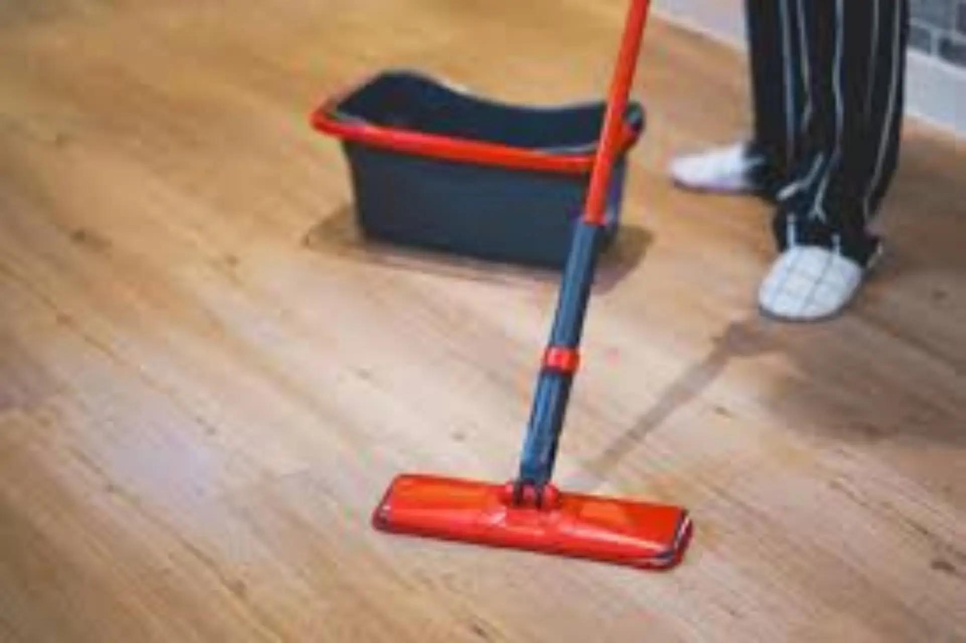 Evitare detergenti oleosi sui pavimenti per prevenire il rischio di scivolamento Evitare detergenti oleosi sui pavimenti per prevenire il rischio di scivolamento